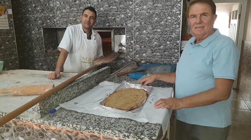 Simav&rsquo;ın tahinli pidesini İzmir&rsquo;de tanıttı