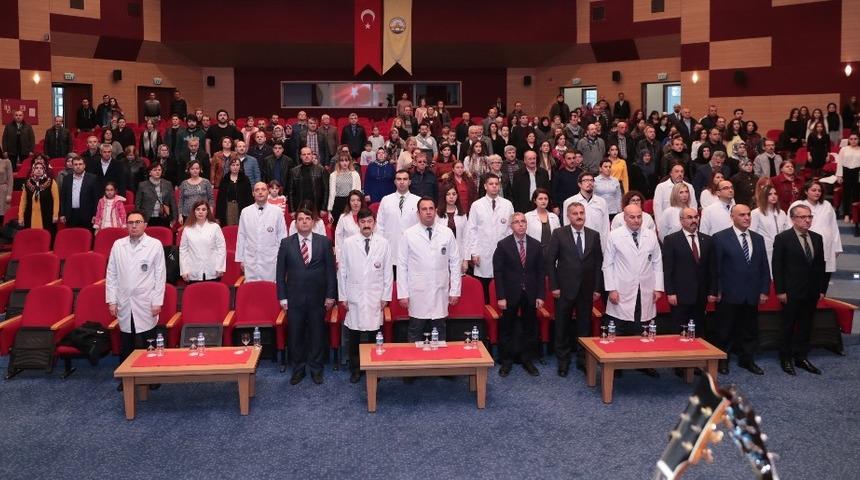 Trakya &Uuml;niversitesi Diş Hekimliği Fak&uuml;ltesinde beyaz &ouml;nl&uuml;k giyme t&ouml;reni