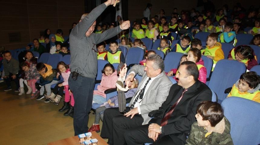 &Ccedil;ocuklar kukla g&ouml;sterisiyle eğlendi