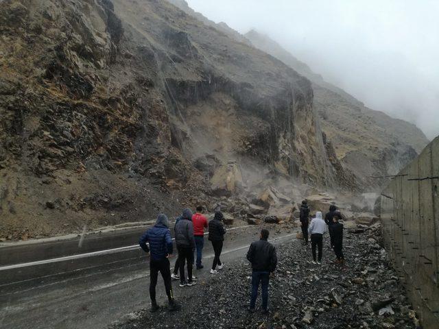 Hakkari- Van karayolunda heyelan