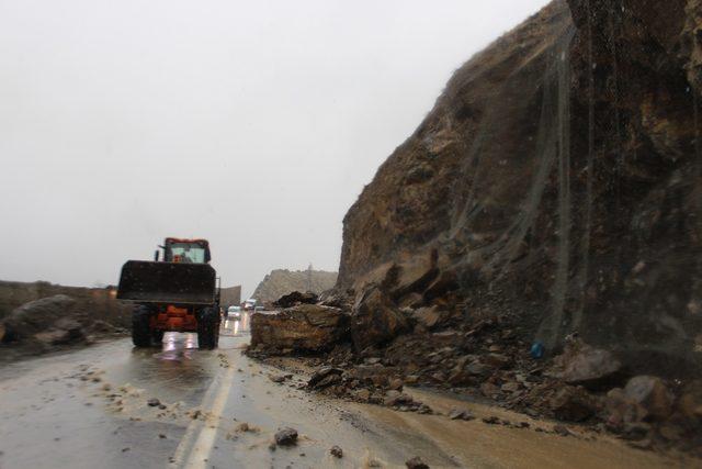 Hakkari- Van karayolunda heyelan