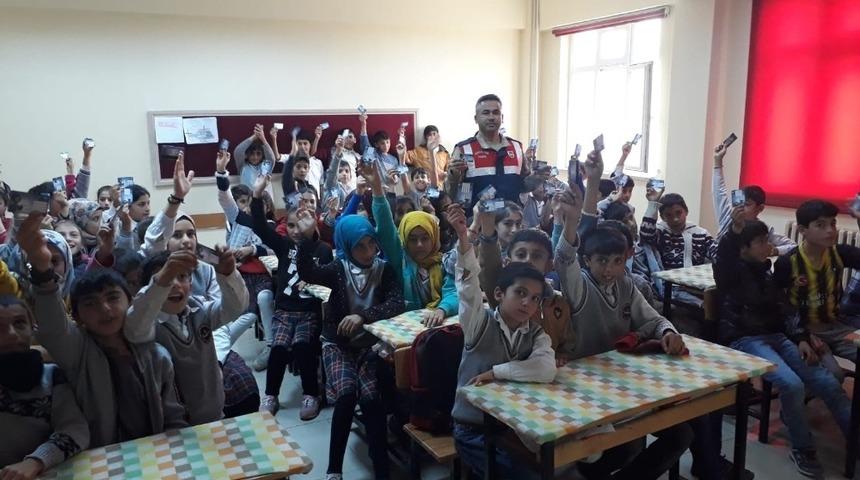 Bing&ouml;l&rsquo;de jandarma ekipleri, &ouml;ğrencileri bilgilendirdi