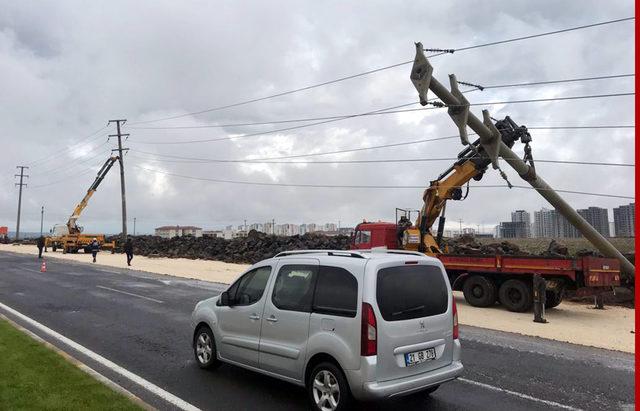 Diyarbakır'da yağmur; elektrik direkleri devrildi