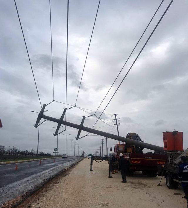 Diyarbakır'da yağmur; elektrik direkleri devrildi