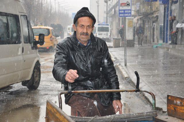 Yüksekovalı 63 yaşındaki Kurşun, soğuk havalara rağmen çalışıyor