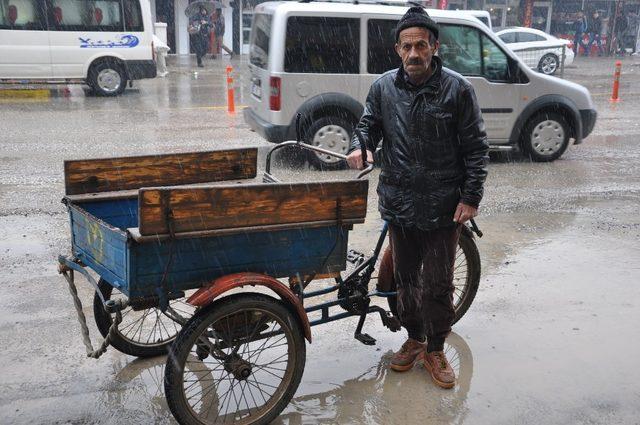 Yüksekovalı 63 yaşındaki Kurşun, soğuk havalara rağmen çalışıyor