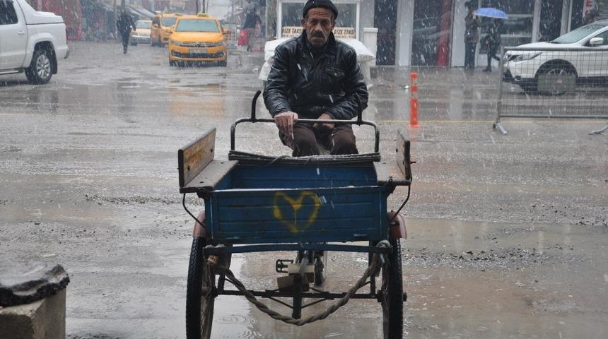 Y&uuml;ksekovalı 63 yaşındaki Kurşun, soğuk havalara rağmen &ccedil;alışıyor