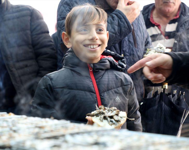 2 günde ayıklanan 1,5 ton hamsi 2 saatte tüketildi  G4