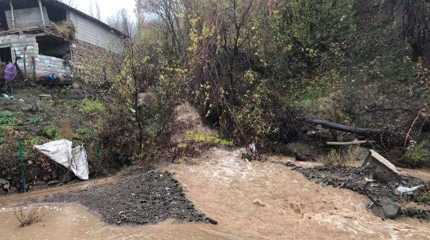 Şemdinli-Derecik yolunda dereler taştı