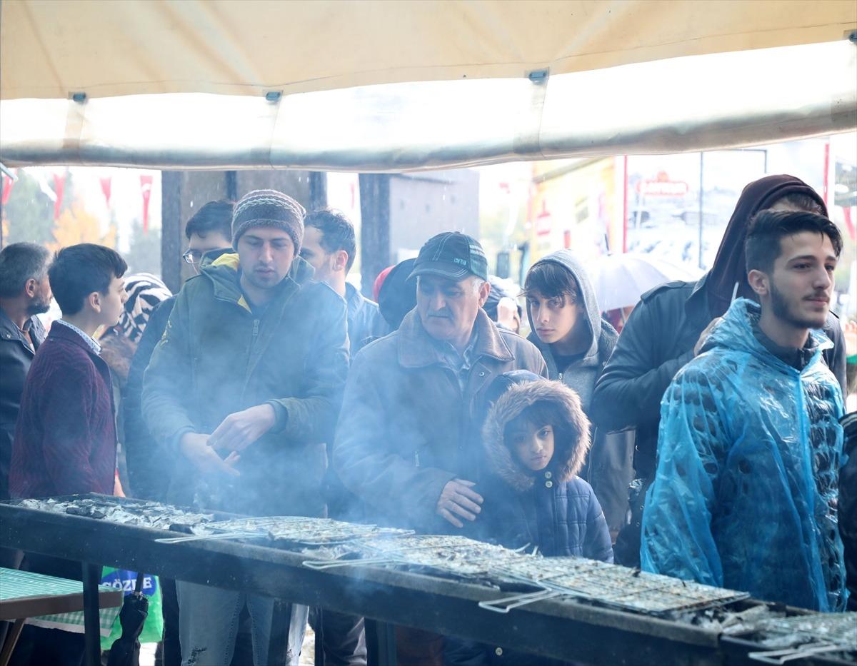 2 g&uuml;nde ayıklanan 1,5 ton hamsi 2 saatte t&uuml;ketildi 