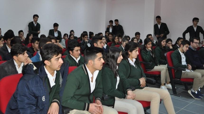 Y&uuml;ksekova Esendere Beldesinde &ouml;ğrencilere meslek tanıtım paneli