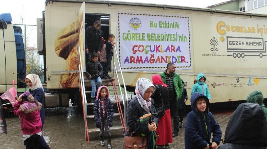 Sinemaya gidemeyen &ccedil;ocuklar ilk kez gezici sinemayla buluştu