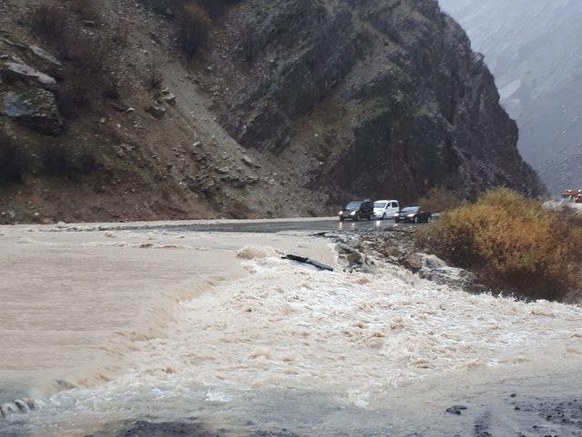 Hakkari- Van karayolunda heyelan (2)