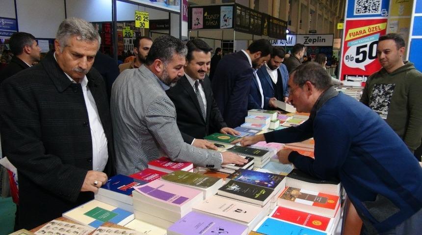 Ak Parti İl Başkanı Yıldız, kitap fuarını gezdi