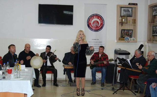 Seda Sayan Kosova'da ziyarette bulunduğu dernek üyeleriyle şarkı söyledi