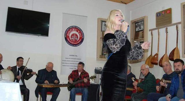 Seda Sayan Kosova'da ziyarette bulunduğu dernek üyeleriyle şarkı söyledi