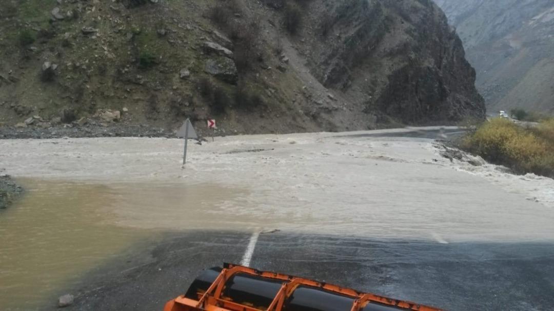 Hakkari-&Ccedil;ukurca karayolunda sel (2)