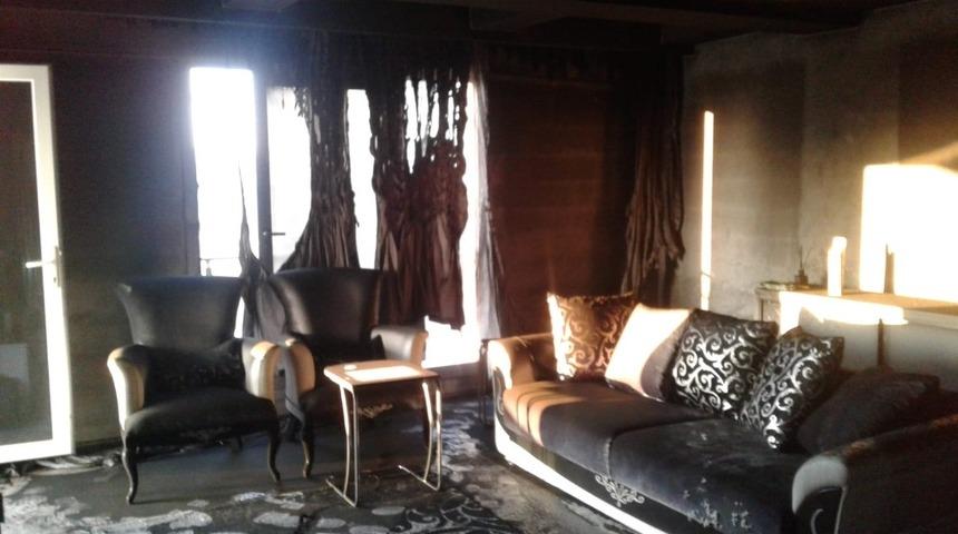 Koltuk &uuml;zerinde bırakılan elektrik sobası evi yakıyordu