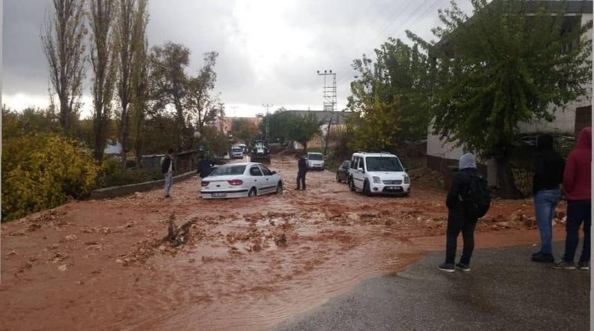Şiddetli dolu ve yağmur yağışı vatandaşları hazırlıksız yakaladı