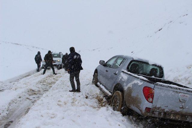 Yüksekova’da kar yağışı etkili oldu