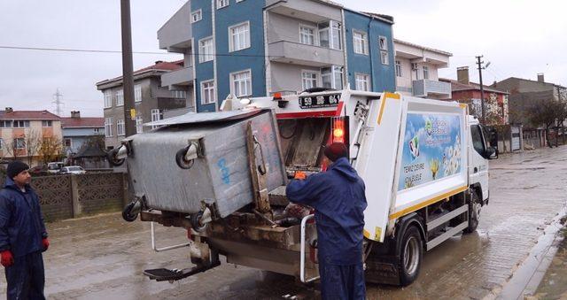 Soğuğa aldırış etmeden Ergene’de her gün 60 ton çöp topluyorlar