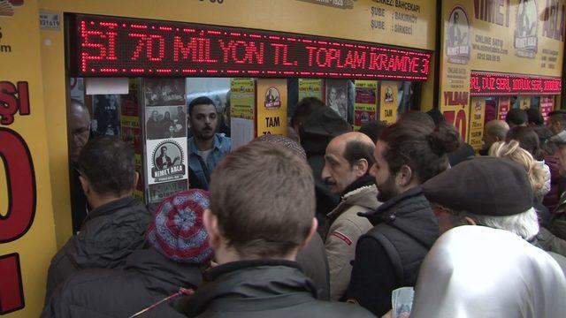 Eminönü'nde Milli Piyango kuyruğu 