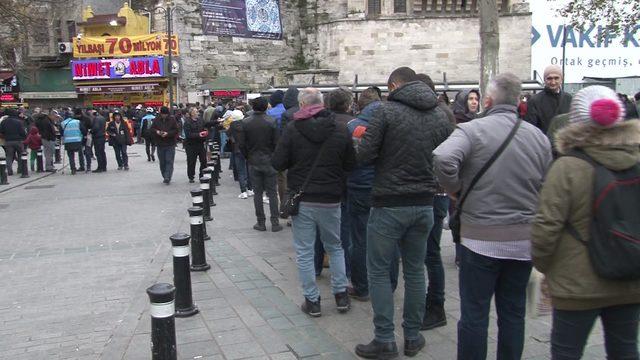 Eminönü'nde Milli Piyango kuyruğu 