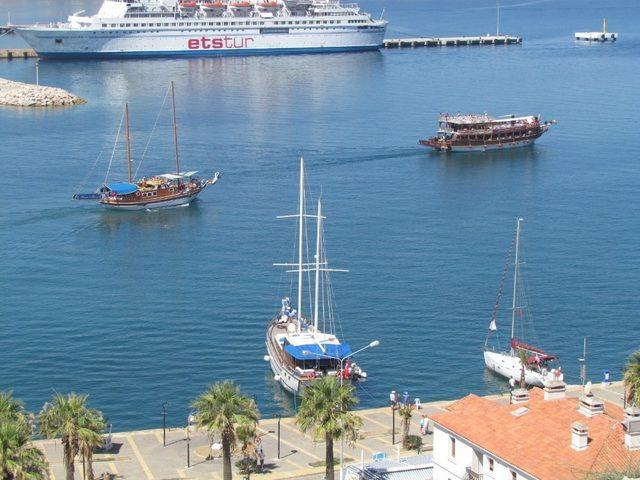 Çeşme’deki günübirlik tur teknelerinin barınma sıkıntısı