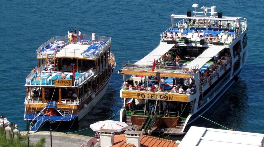 &Ccedil;eşme&rsquo;deki g&uuml;n&uuml;birlik tur teknelerinin barınma sıkıntısı