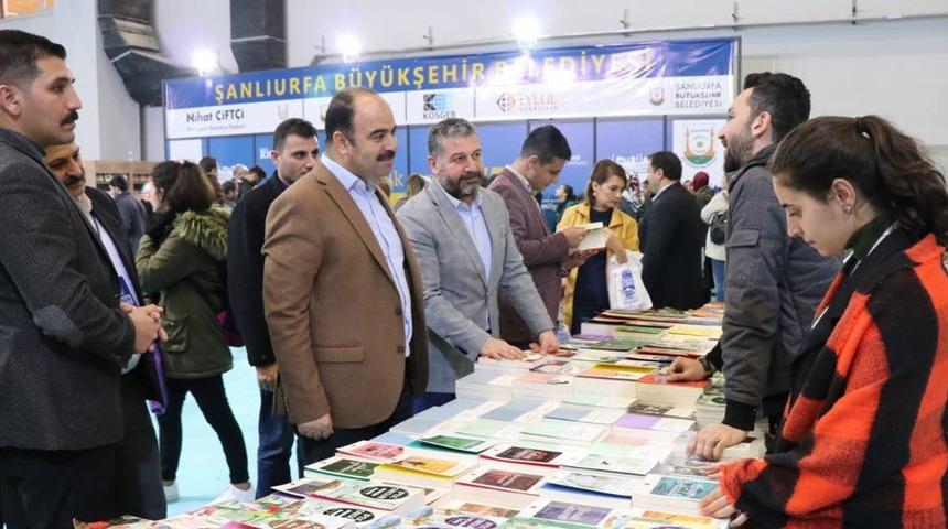 &Ccedil;ift&ccedil;i, Şanlıurfalı yazarların imza g&uuml;n&uuml;ne katıldı