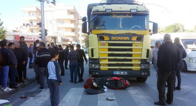 Kamyonun çarptığı motosikletin sürücüsü Selvinaz, ağır yaralandı