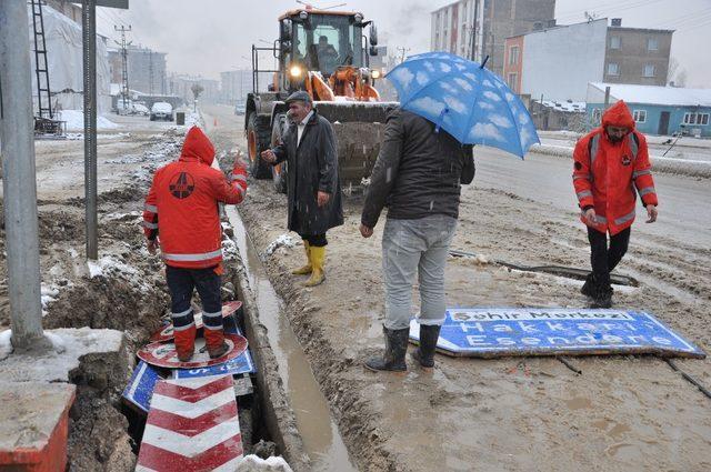 Yüksekova’da yağmur ve kar yağışı su taşkınlıklarına neden oldu