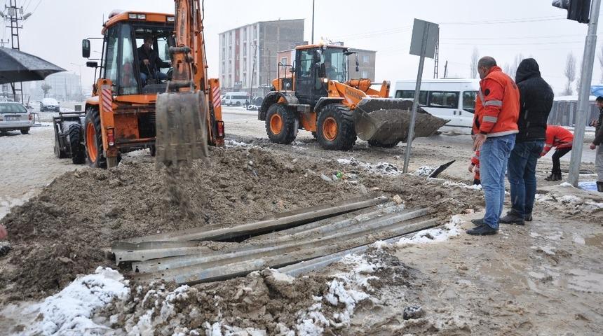 Y&uuml;ksekova&rsquo;da yağmur ve kar yağışı su taşkınlıklarına neden oldu