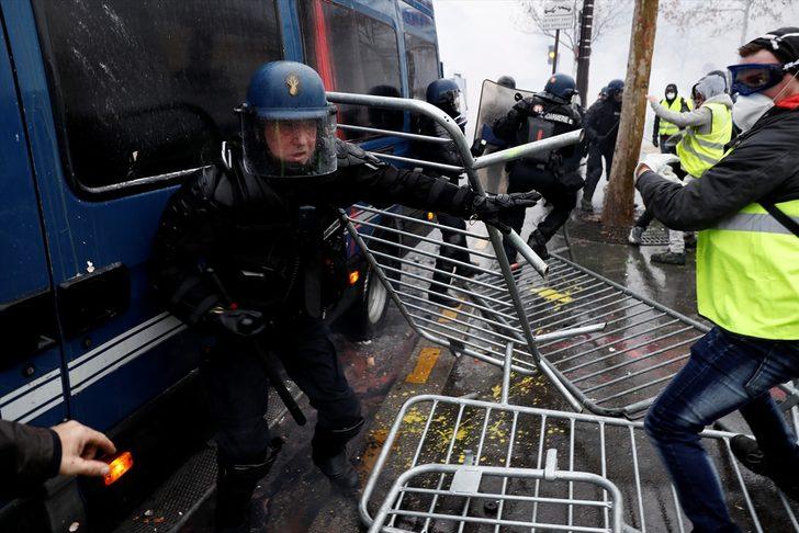 Fransa yine sokakta! Polisten sert müdahale G2