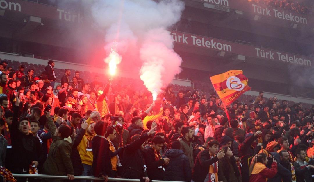 Galatasaray taraftarından T&uuml;rk Telekom Stadı'ndaki antrenmanda d&uuml;nya rekoru