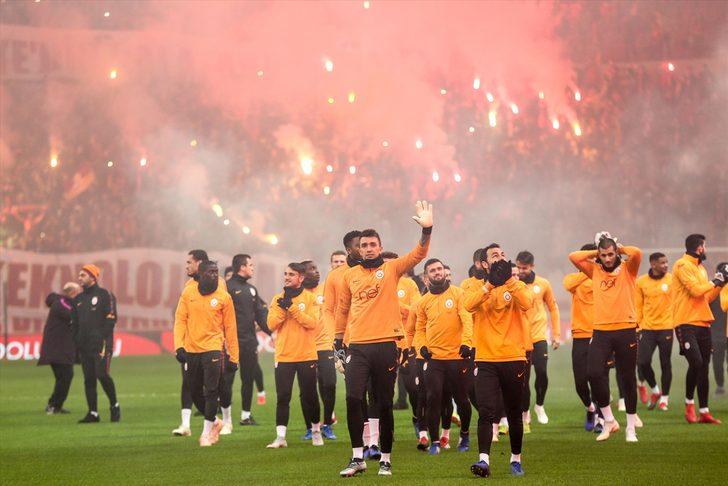 Galatasaray taraftarından Türk Telekom Stadı'ndaki antrenmanda dünya rekoru G5