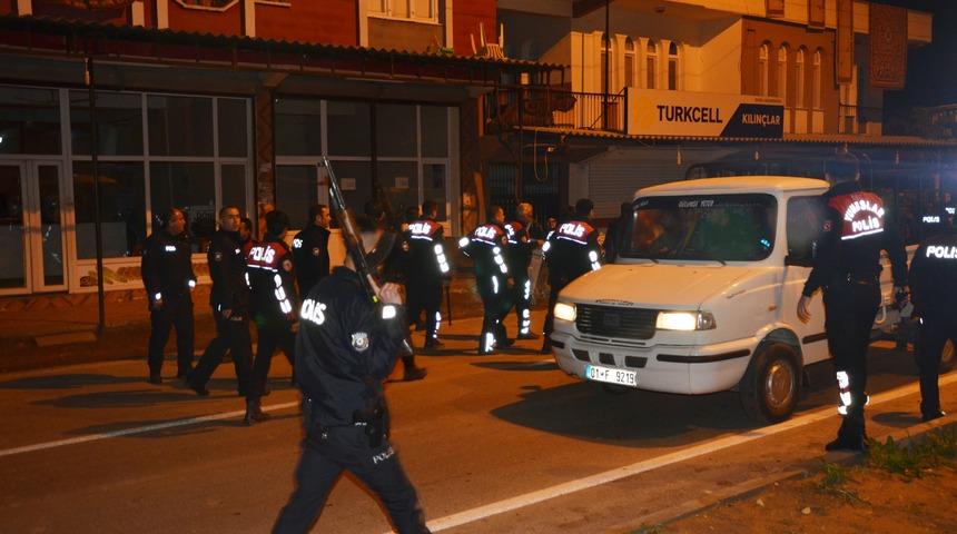 Adana&rsquo;da polise taşlı ve sopalı saldırı: 7 g&ouml;zaltı