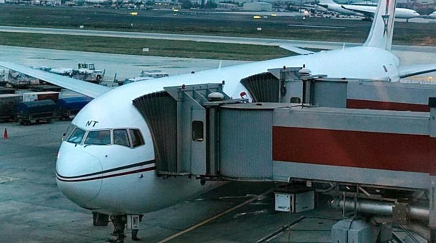 U&ccedil;ak kalkışa hazırlanırken hostesten akılalmaz hata! 