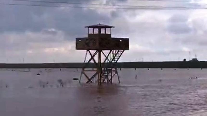 Sel sularında mahsur kalan 10 asker kurtarıldı