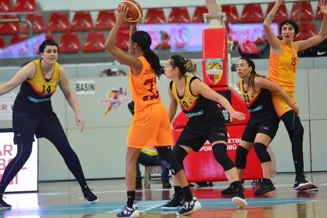 Bellona Basketbol sahasında Galatasaray’a mağlup oldu