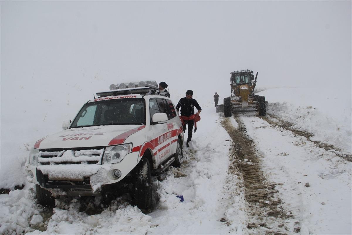 Kar nedeniyle yolu kapanan mahalledeki hastanın imdadına koştular 