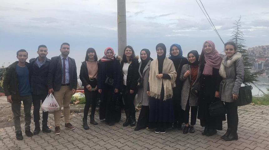 İşletme Bölümü öğrencileri huzurevini ziyaret etti