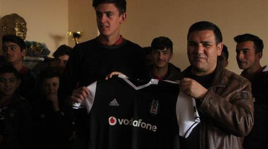 &Ccedil;ıldır&rsquo;da &ouml;ğrencilere forma dağıtıldı