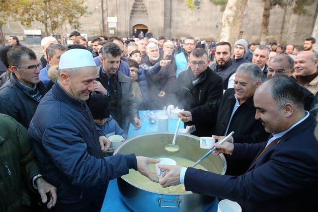 Başkan Dr. Memduh Büyükkılıç, sabah namazına gelen vatandaşlara çorba ikram etti