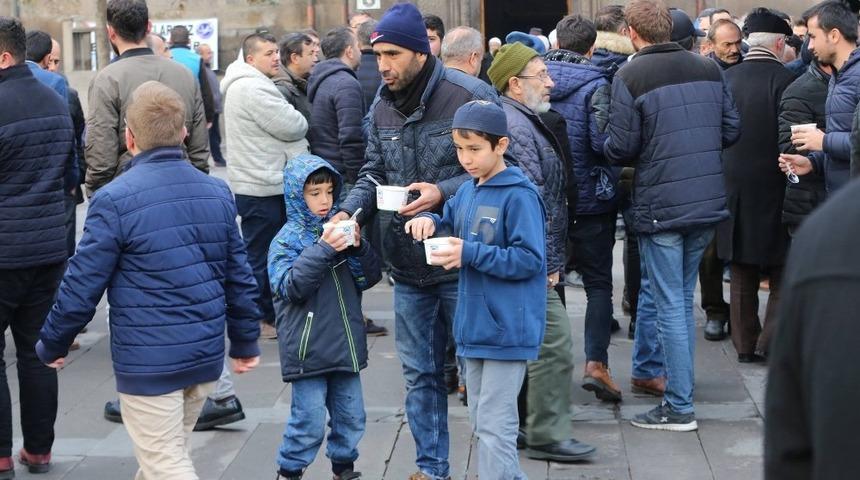 Başkan Dr. Memduh B&uuml;y&uuml;kkılı&ccedil;, sabah namazına gelen vatandaşlara &ccedil;orba ikram etti