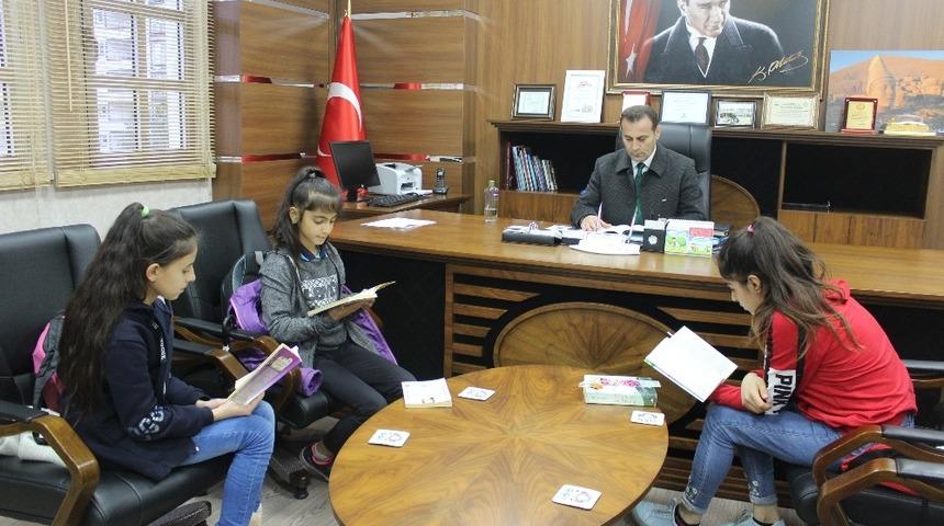 &Ouml;ğrencilerden kitap okuma etkinliği