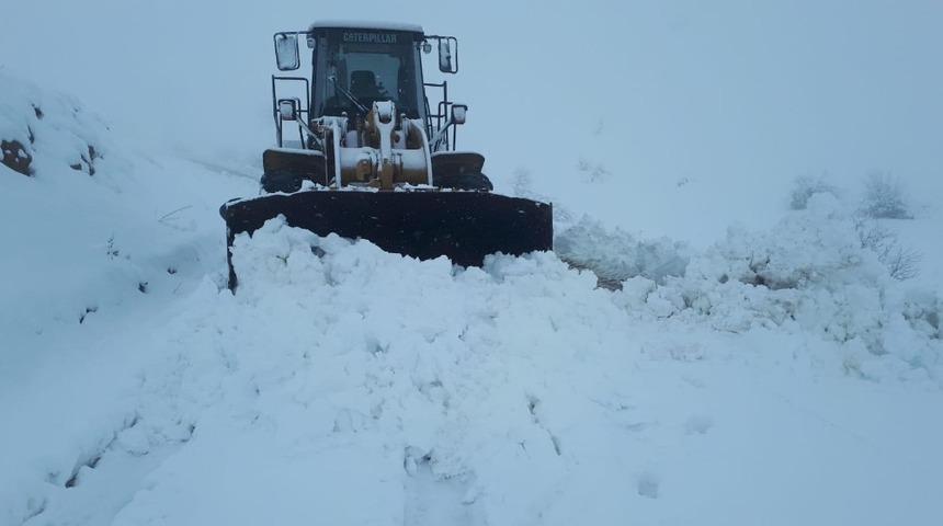 Hakkari&rsquo;de 24 k&ouml;y ile 59 mezra yolu ulaşıma kapandı
