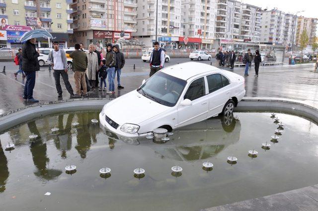 Dikkatsiz sürücü süs havuzuna girdi