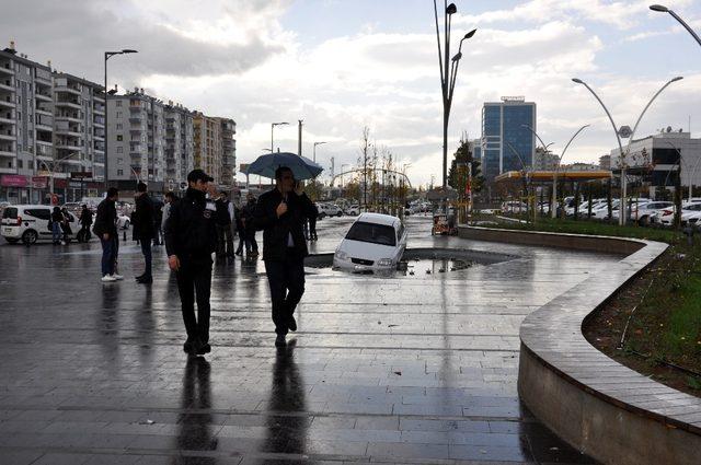 Dikkatsiz sürücü süs havuzuna girdi