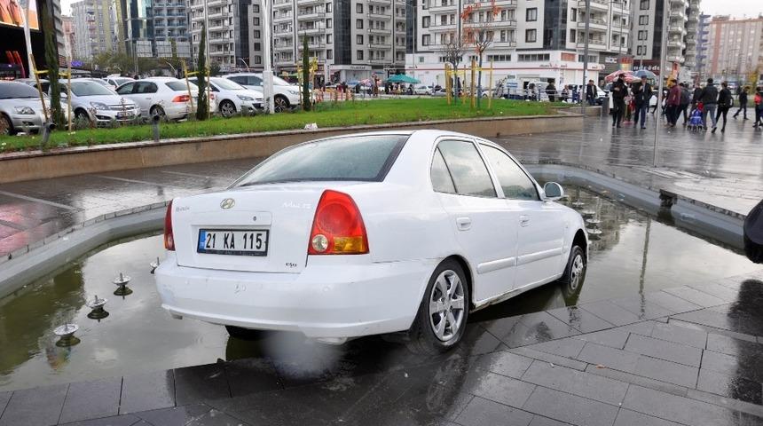 Dikkatsiz s&uuml;r&uuml;c&uuml; s&uuml;s havuzuna girdi